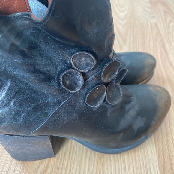 Beautiful leather booties! - Picture 5 of 8